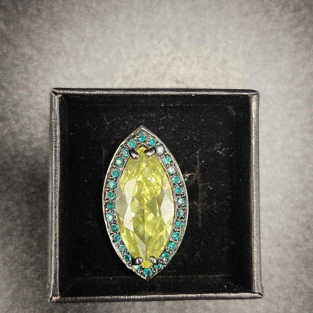 Elegant Silver- black and Green Gemstone Ring